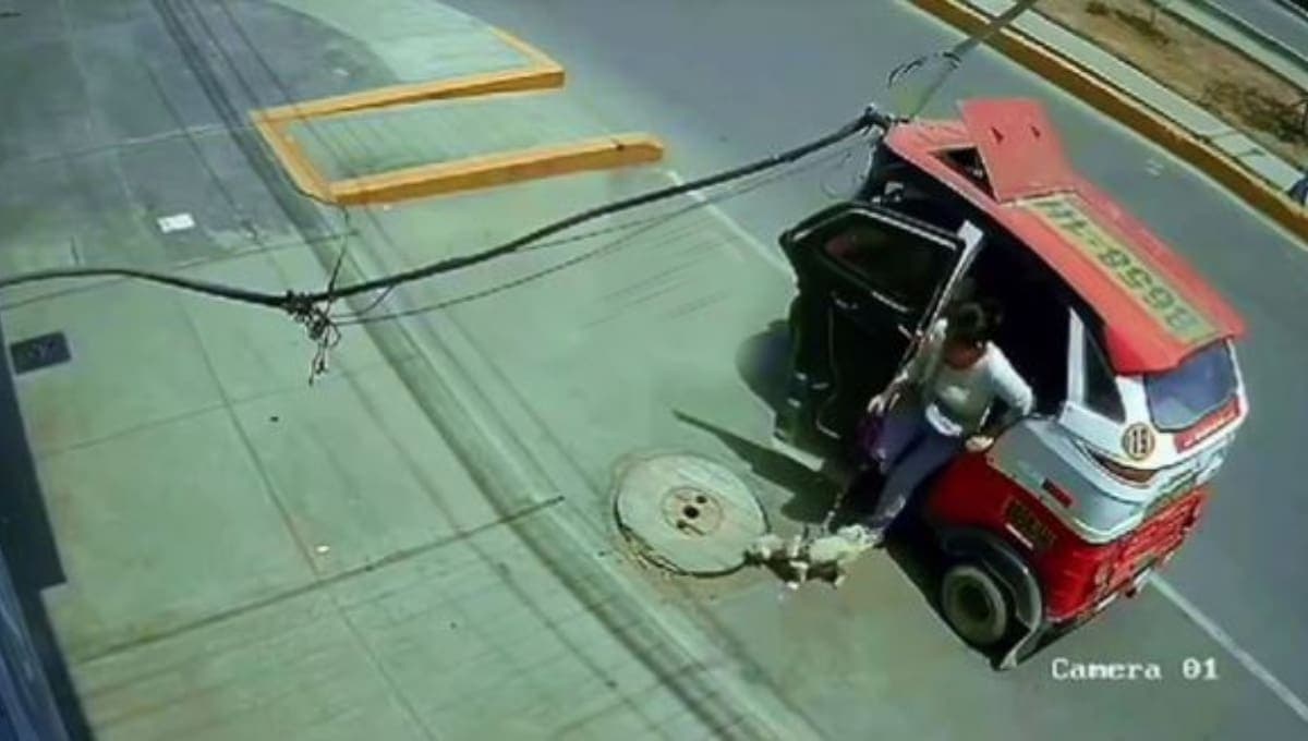 VIDEO: Mujer cae al fondo de una alcantarilla al bajar de una motocicleta