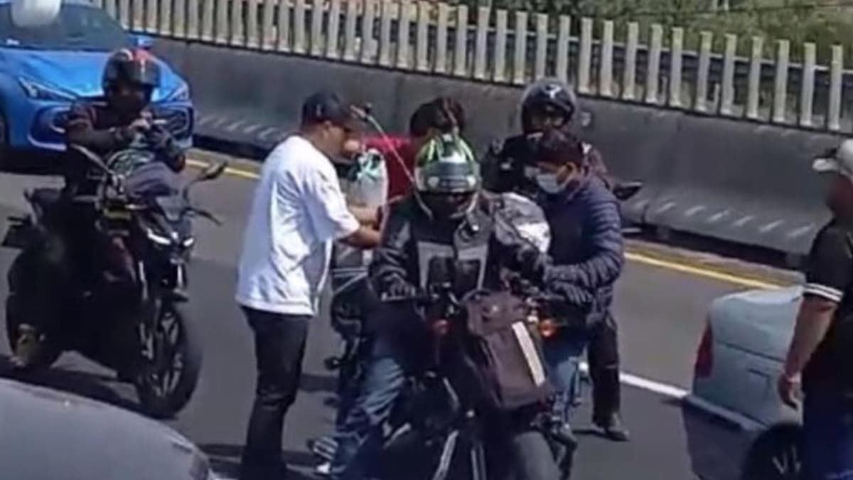 Video: Motociclista ayuda a bebé con oxígeno a cruzar bloqueo en la México-Pachuca para llegar al médico
