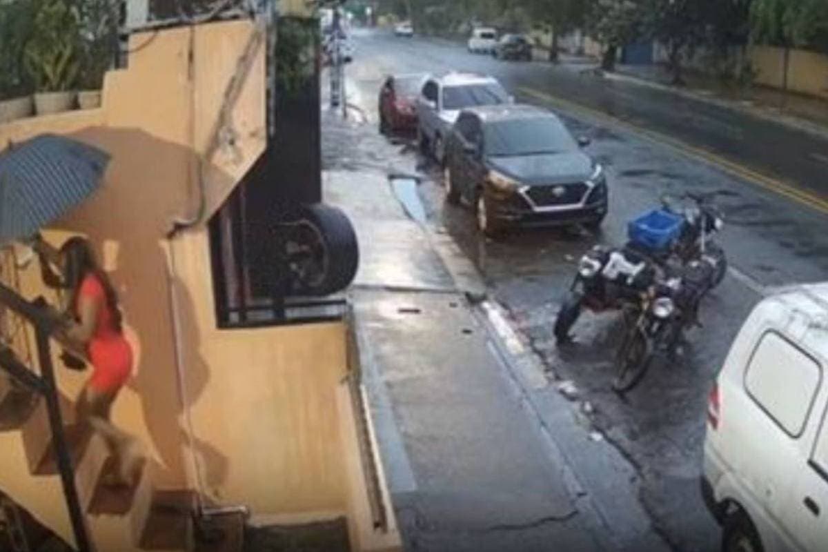 VIDEO: Mujer fallece tras caer de las escaleras de su casa por una fuerte lluvia en República Dominicana