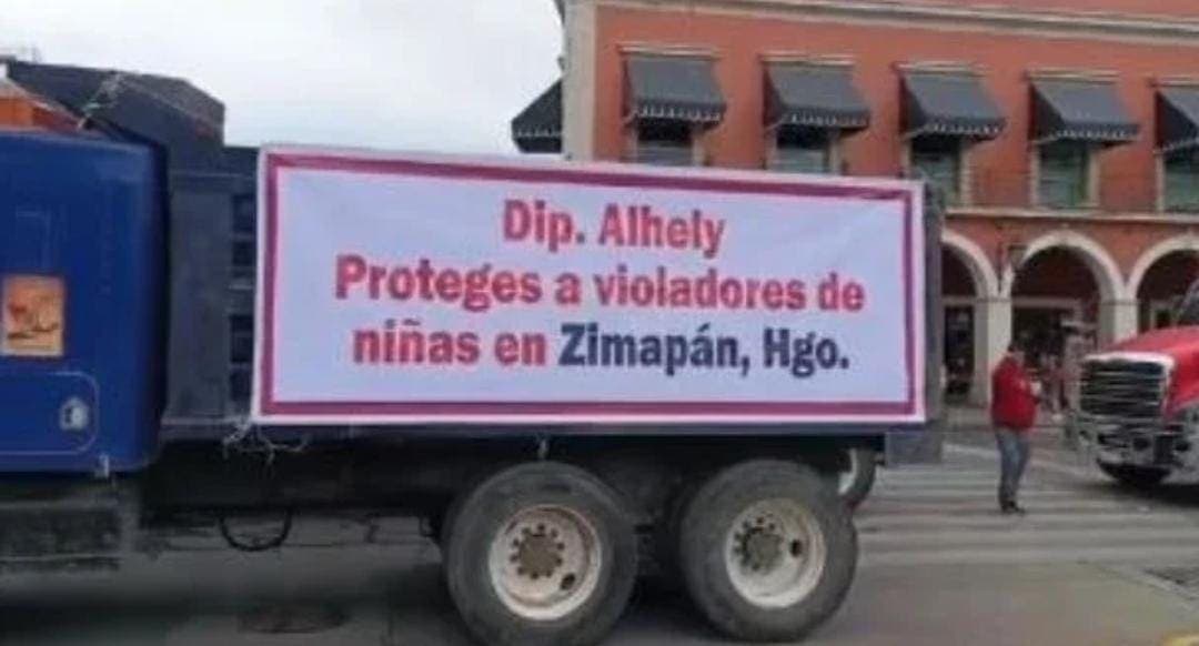 Ciudadanos bloquean calles de Pachuca, Hidalgo en protesta por caso de abuso contra dos menores