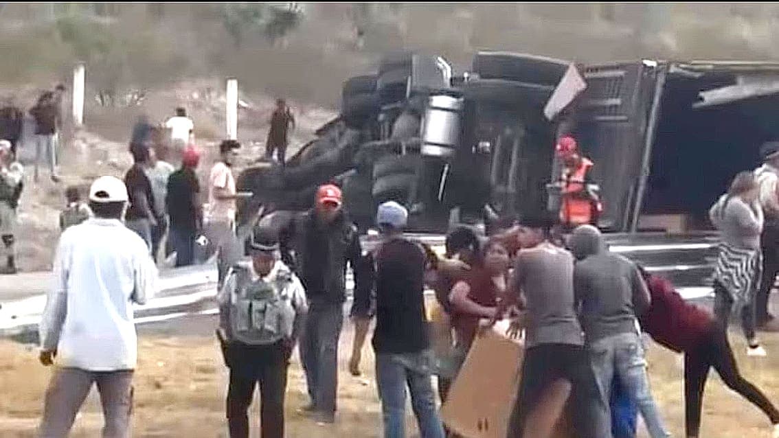 Video: Vuelca tráiler y se arma la campal con la Guardia Nacional por evitar rapiña en San Luis Potosí