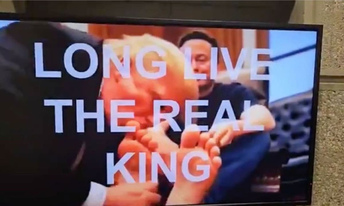 VIDEO: Hackean pantallas en oficina de gobierno de Estados Unidos y "exhiben" video de IA de Donald Trump besando los pies de Elon Musk