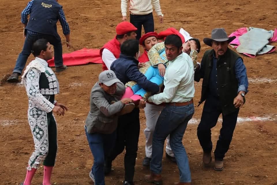 VIDEO: Torero Emilio Macías se encuentra en estado grave tras sufrir cornada en Tlaxcala