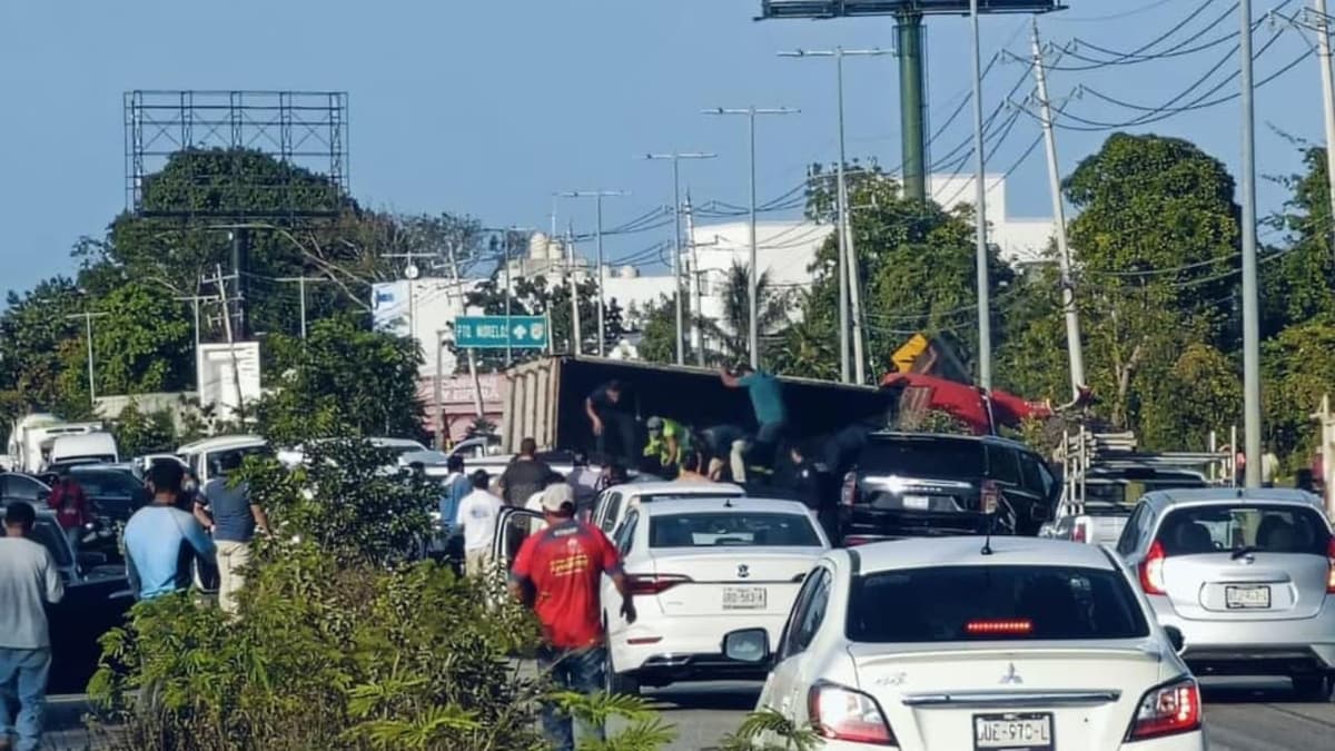 Video: Chofer pierde el control e impacta varios vehículos en Puerto Morelos; hay fallecidos y lesionados