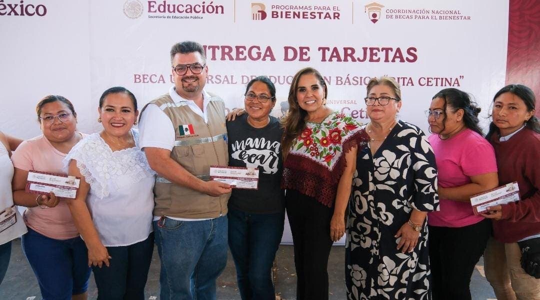 Entrega Mara Lezama tarjetas de becas "Rita Cetina" a estudiantes de secundaria de Quintana Roo