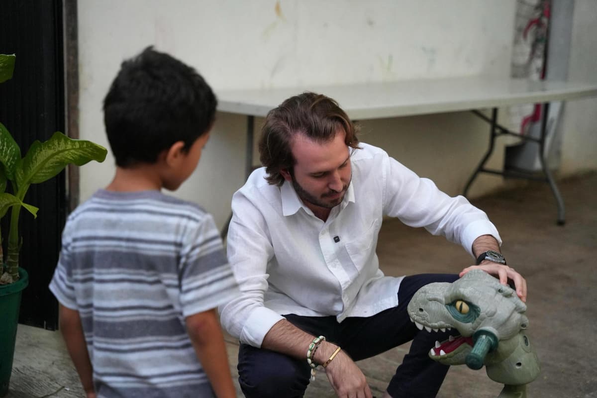 Fernando Muñoz entrega apoyos que ‘transforman’ vidas en Playa del Carmen