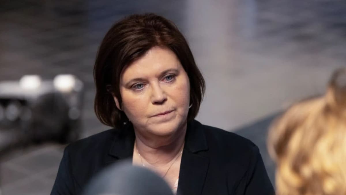 Ministra de Islandia renuncia tras admitir que tuvo un hijo producto de una relación con un menor