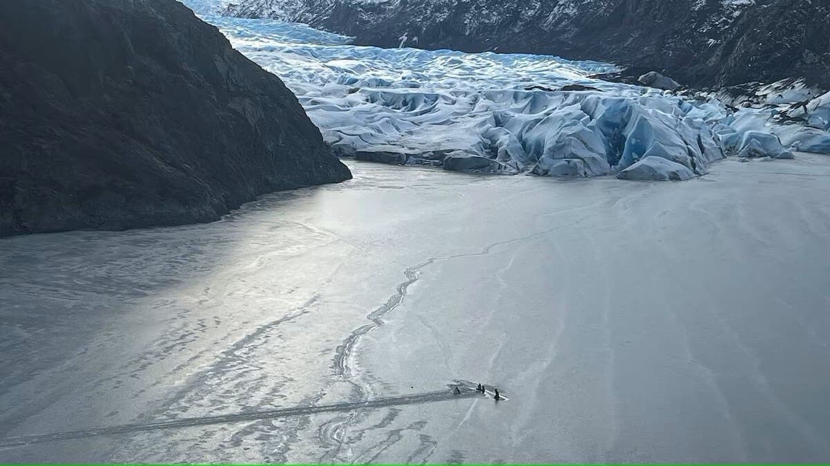 Encuentran con vida a piloto y dos niñas sobre el ala de una avioneta tras caer en un lago en Alaska