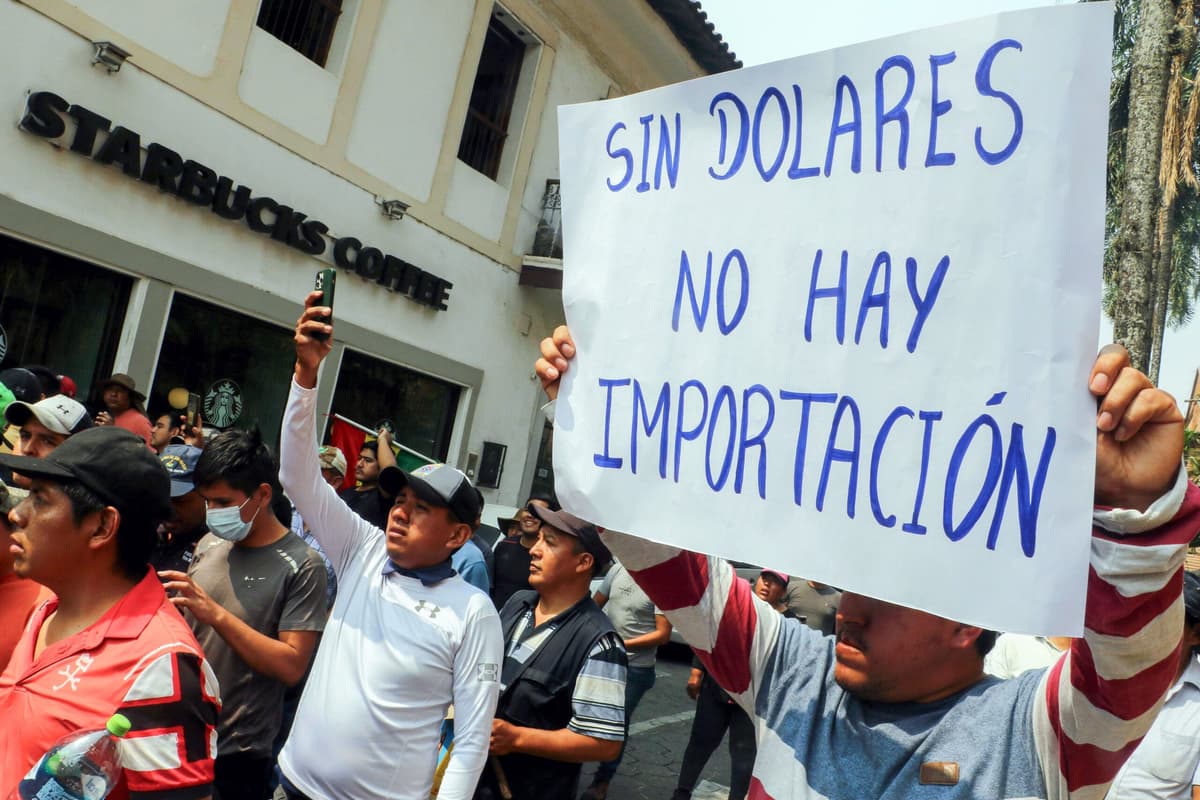 VIDEO: Persisten protestas por escasez de dólares y combustible en Bolivia