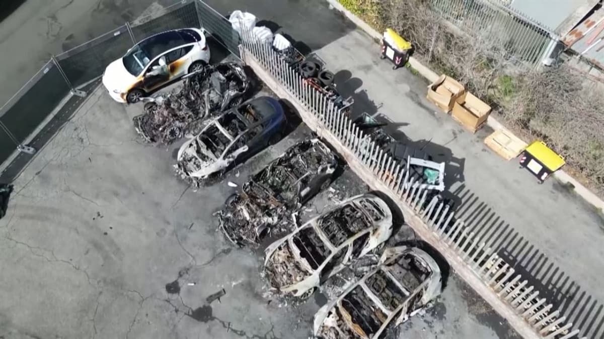 Queman 17 autos Tesla en concesionario de Italia y arrojan pintura a otros seis en Alemania
