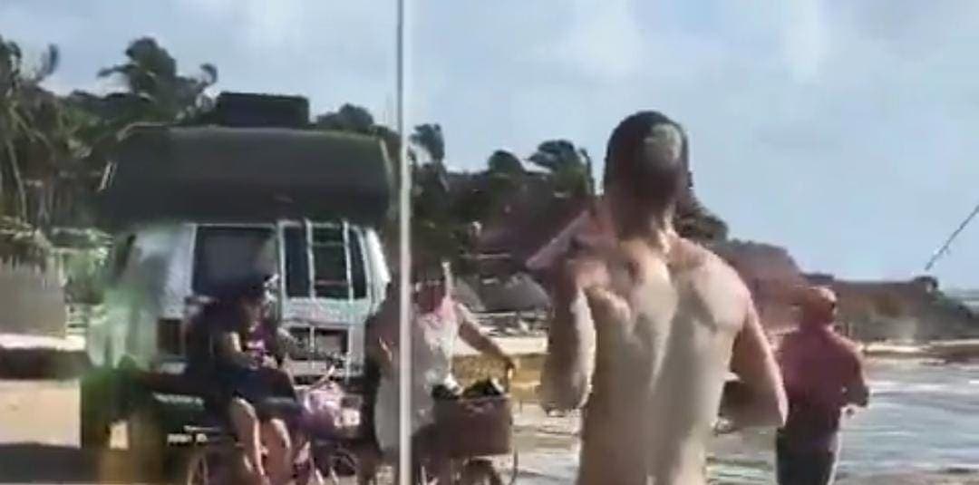 Video: Captan a un turista extranjero corriendo desnudo por las playas de Tulum