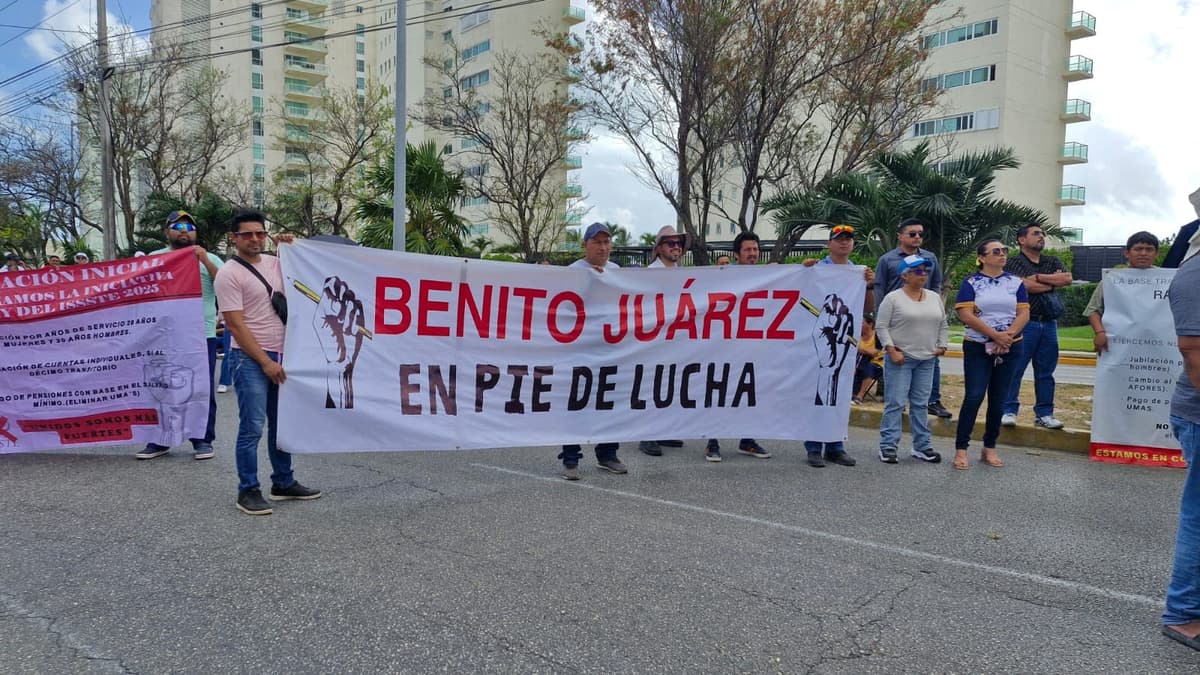 Protestan maestros de Quintana Roo por reforma del ISSSTE; bloquean calles de Cancún y Chetumal
