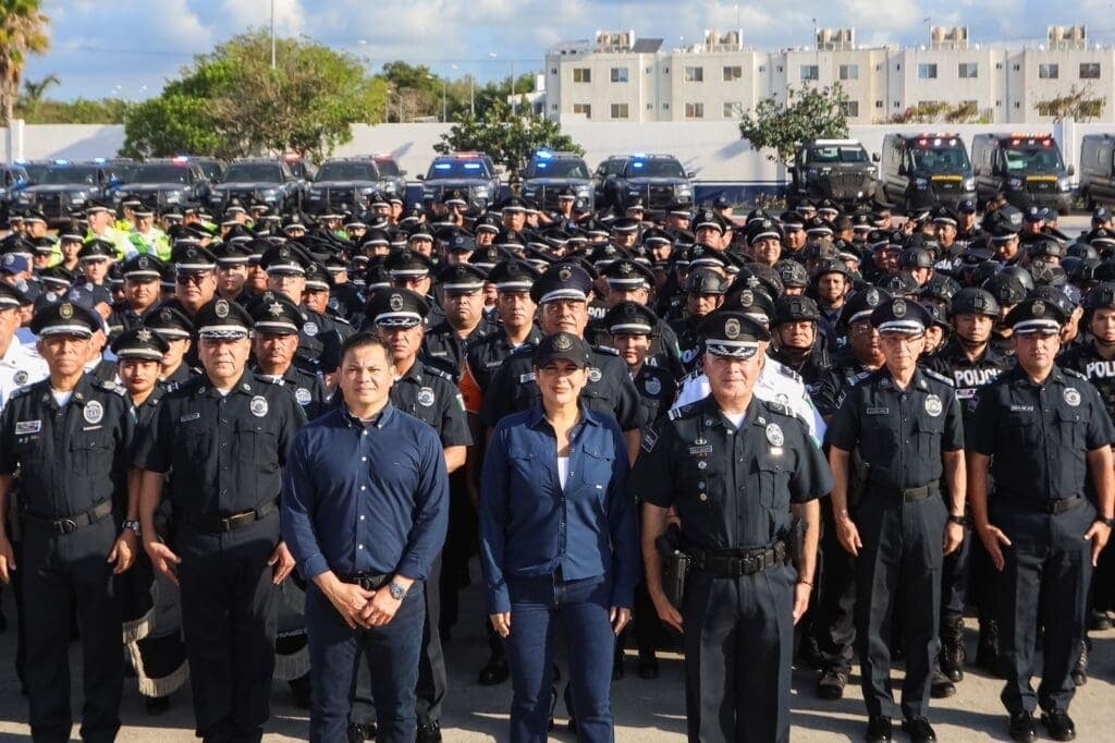 Estefanía Mercado le cumple a las y los policías de Playa del Carmen; anuncia la entrega de un bono económico