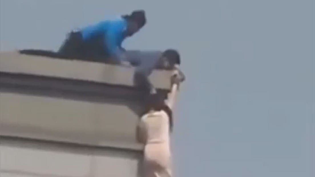 Video: Policía sujeta del cabello a mujer que iba a saltar desde un edificio en Corea del Sur