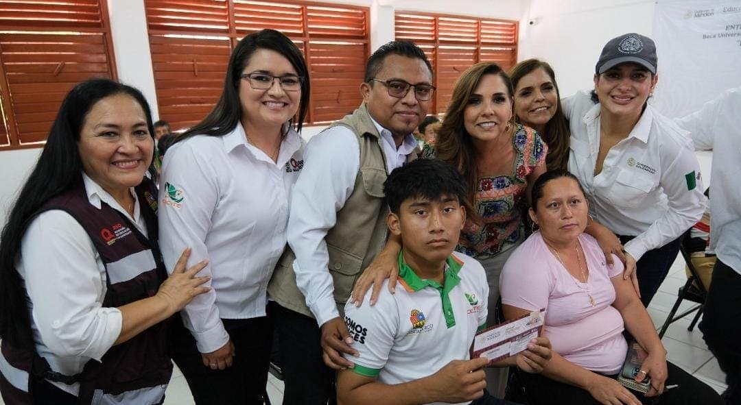 Mara Lezama y Estefanía Mercado entregan becas "Benito Juárez" en el Cecyte II de Playa del Carmen