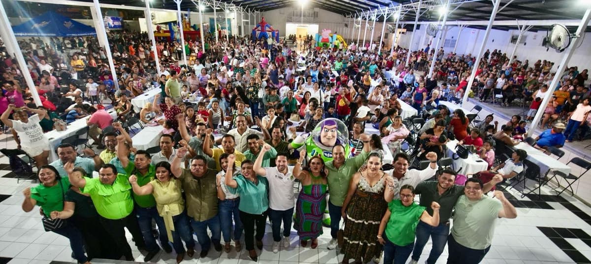 Renán Sánchez Tajonar celebra con las mamás de la Familia Verde de Cozumel y Playa del Carmen