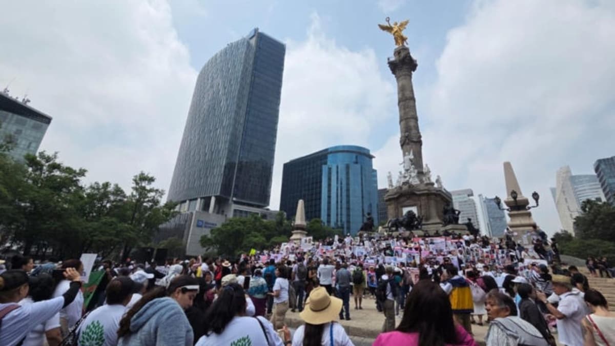Madres Buscadoras se manifiestan con fotografías de sus hijos desaparecidos en Paseo de la Reforma, en CDMX