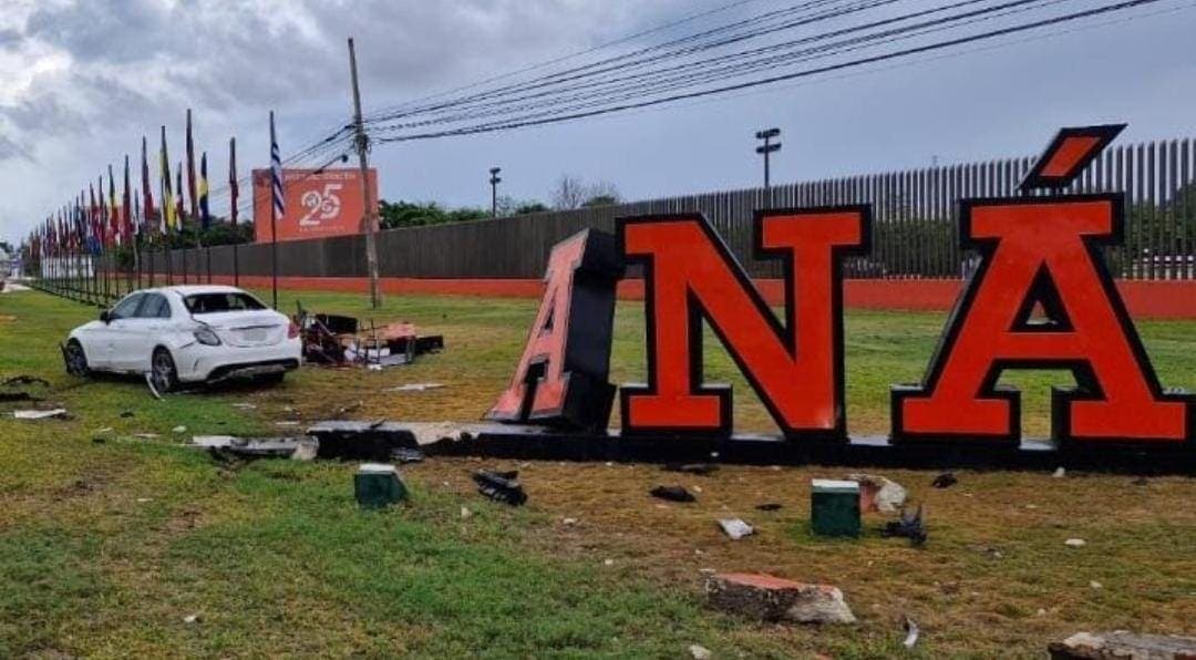 Conductor choca su Mercedes Benz contra el letrero de la Universidad Anáhuac de Cancún