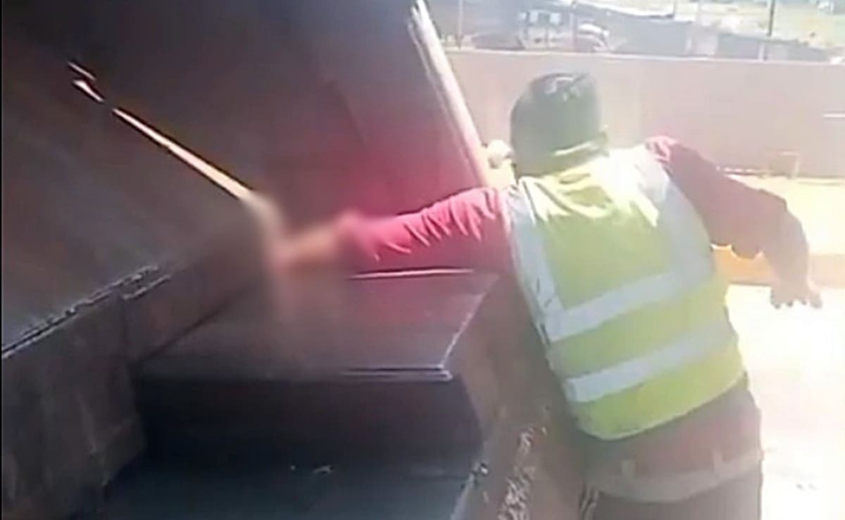 Video: Trabajador queda con el brazo atascado en camión de basura en Oaxaca