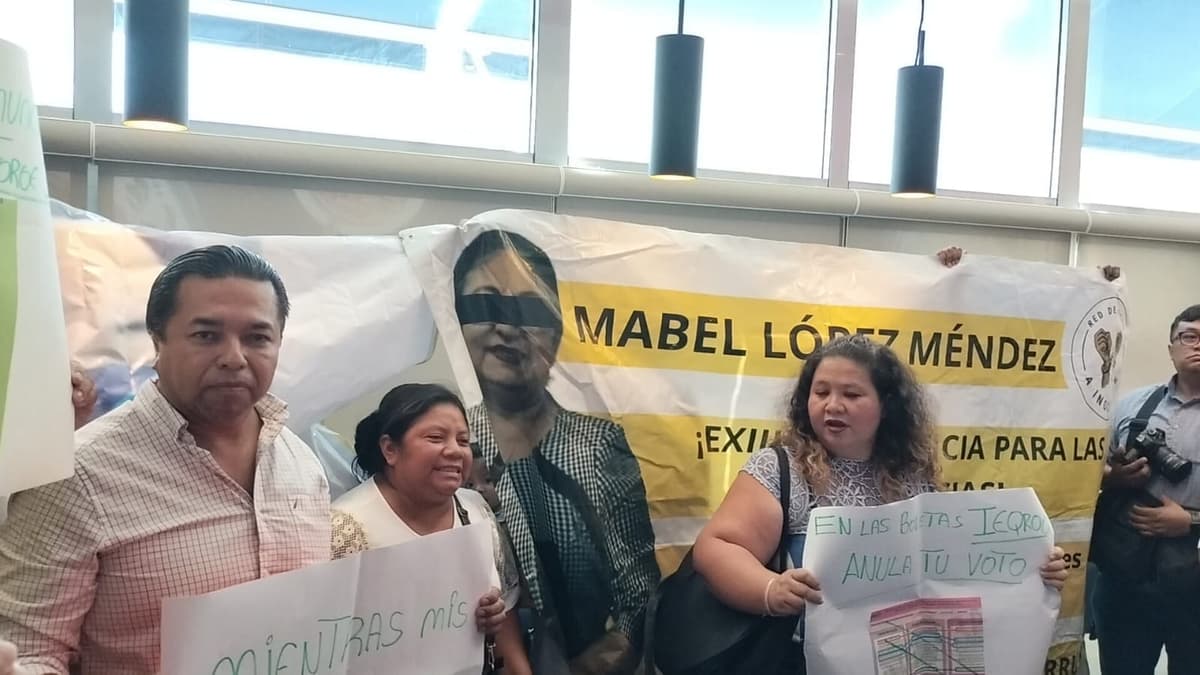 Emiliano Ramos y madres buscadoras irrumpen conferencia de Morena en Cancún sobre elección judicial