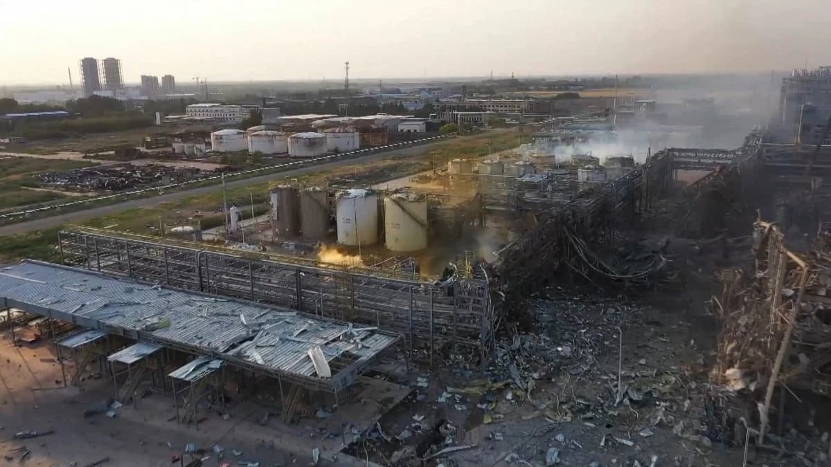 Video: Mueren cinco personas y 19 resultan heridas tras explosión en planta química en China