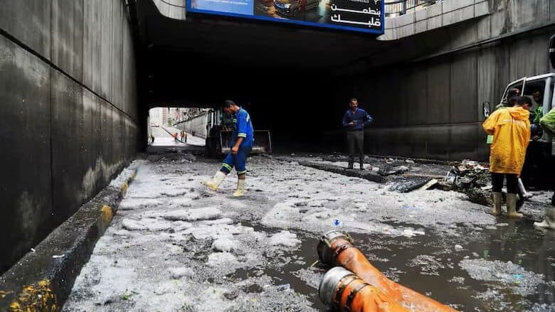 Video: Deja graves inundaciones inusual tormenta de granizo en Egipto