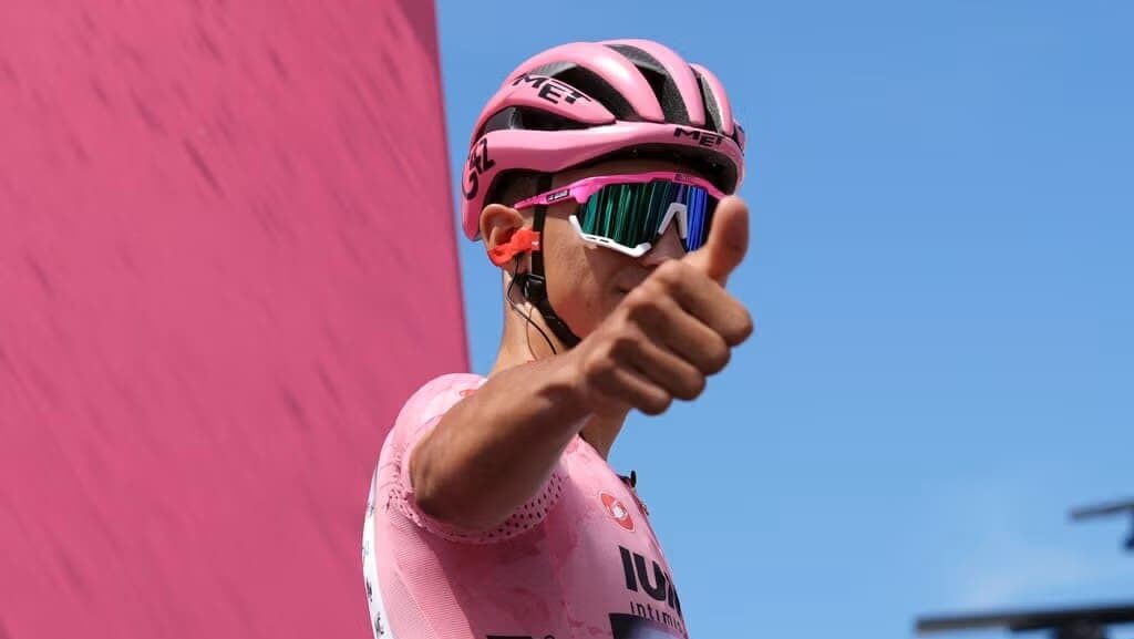 Premian como "Revelación del Año" al mexicano Isaac del Toro en el Giro de Italia 2025