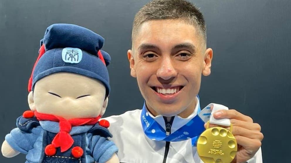 Video: Mexicano Diego Villalobos gana el oro en la Copa del Mundo de Natación Artística en China