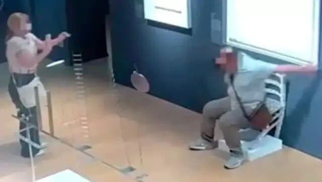 Video: Turista rompe silla hecha de valiosos cristales inspirada en Van Gogh por una foto