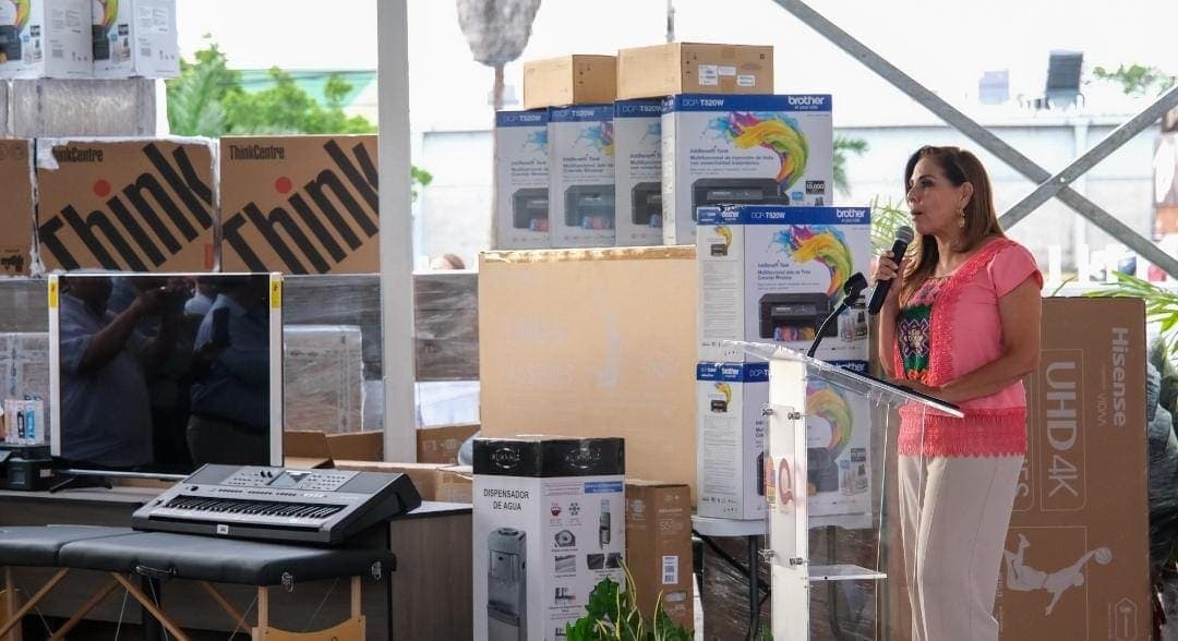 Mara Lezama entrega equipamiento con valor de 81 mdp para escuelas que estuvieron en el abandono