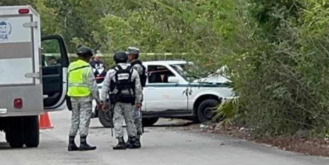Fallece taxista de Cancún tras chocar contra un árbol
