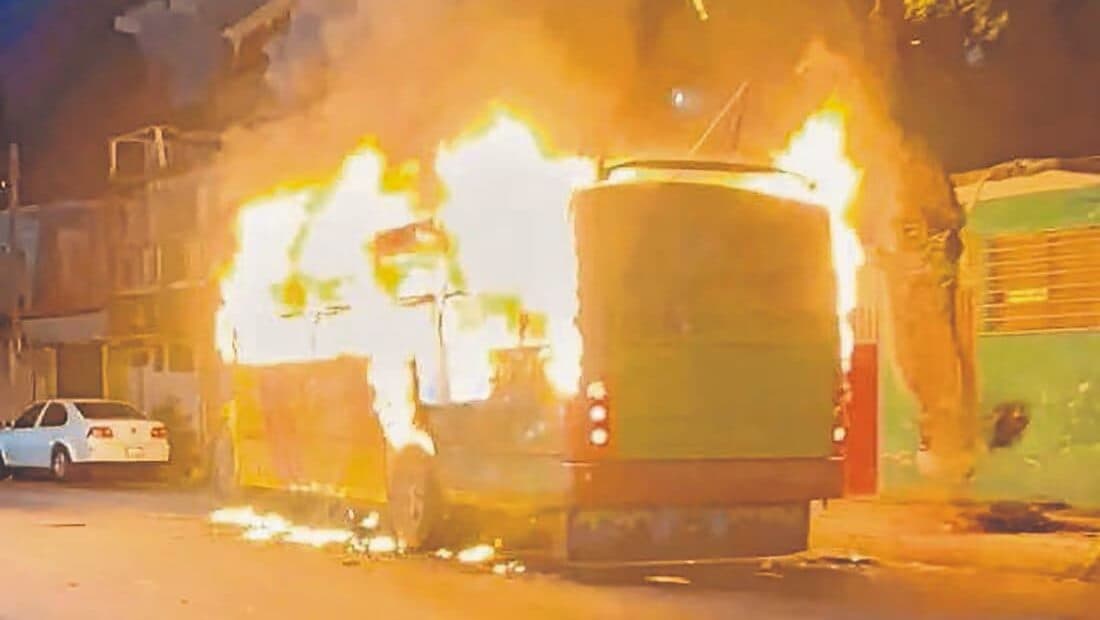 Localizan nueve cuerpos calcinados dentro de un camión en Acapulco, Guerrero