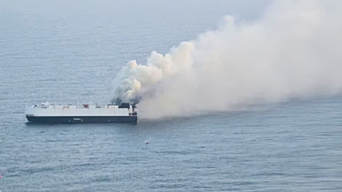 Se hunde buque que transportaba más de 3 mil autos nuevos de China a México