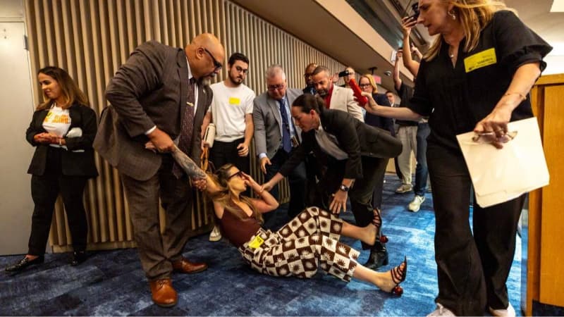 Video: Mujer es arrestada con violencia durante audiencia en Miami, Estados Unidos