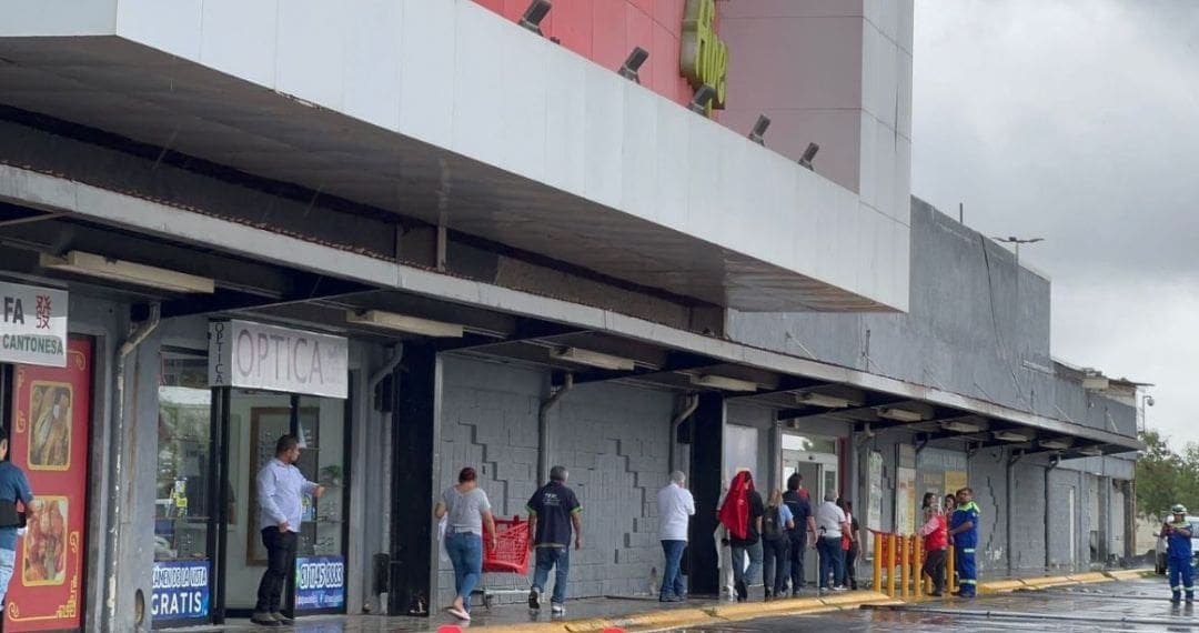 Se intoxican 17 personas por fuga de gas refrigerante en un supermercado en Nuevo León
