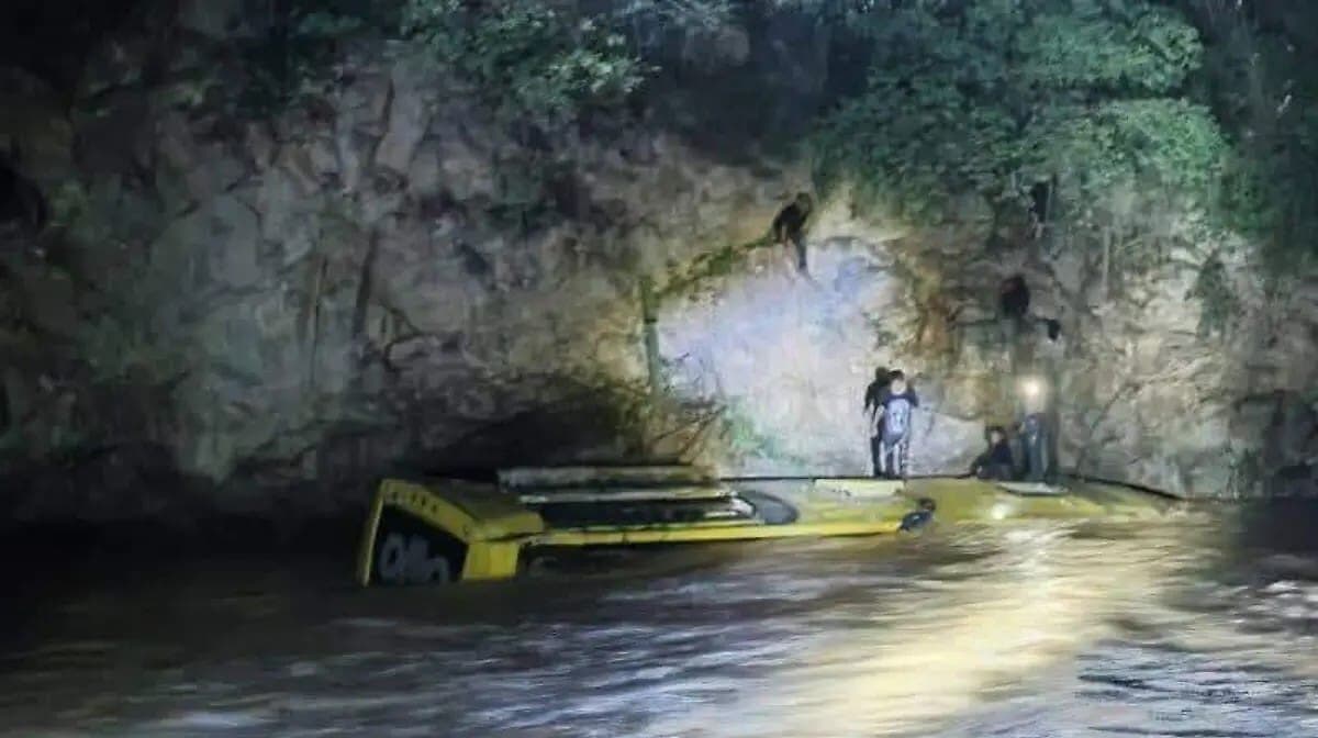 Mueren siete personas y hay varias desaparecidas tras la caída de un autobús a un río en Ixcateopan, Guerrero