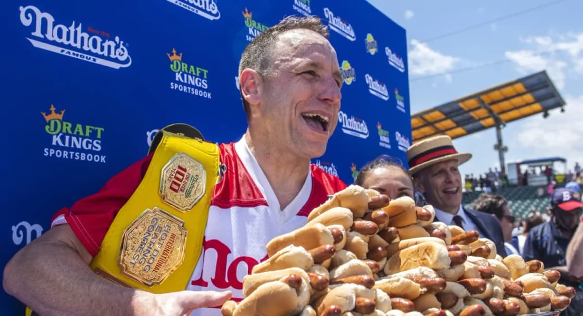 Video: Hombre se come 70 hot dogs y gana concurso en Nueva York, Estados Unidos