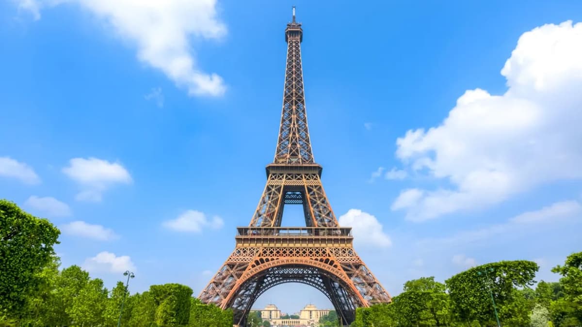 Detienen a dos paracaidistas que escalaron y saltaron de la Torre Eiffel en París, Francia