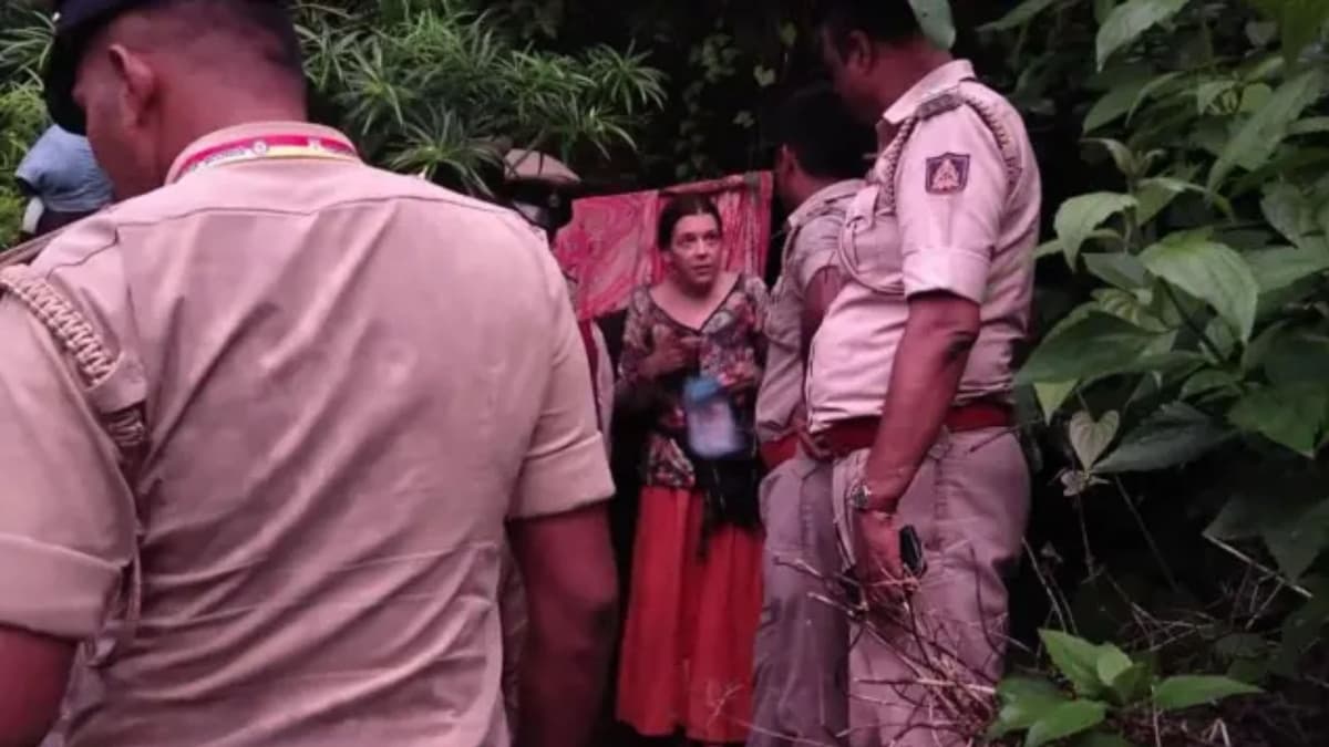 Hallan a una mujer y a sus dos hijas viviendo en una cueva en la India