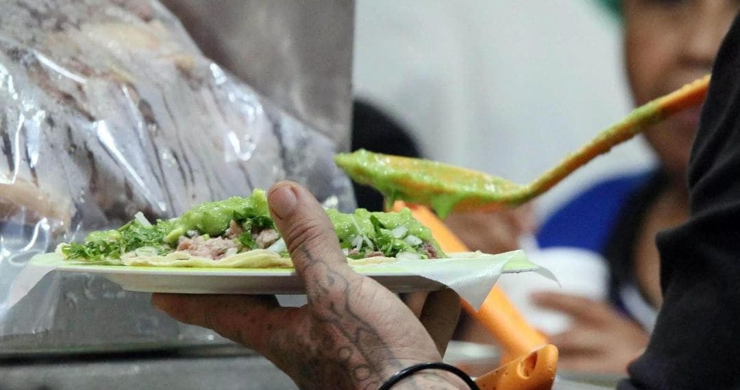 Detectan bacterias fecales en salsas de comida callejera cerca de nueve estaciones del Metro de CDMX