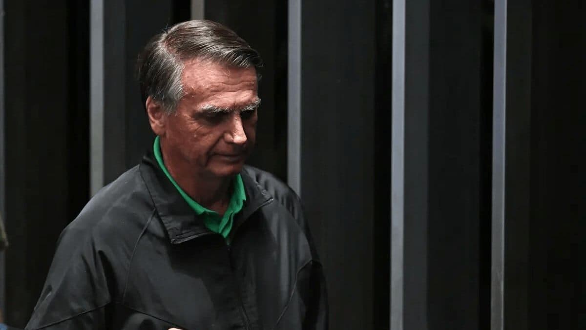 Imponen usar un grillete electrónico al expresidente Jair Bolsonaro en Brasil
