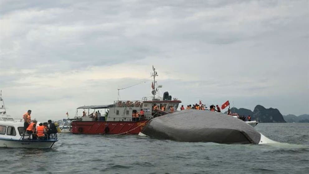 Mueren al menos 34 personas tras el naufragio de un barco turístico en Vietnam