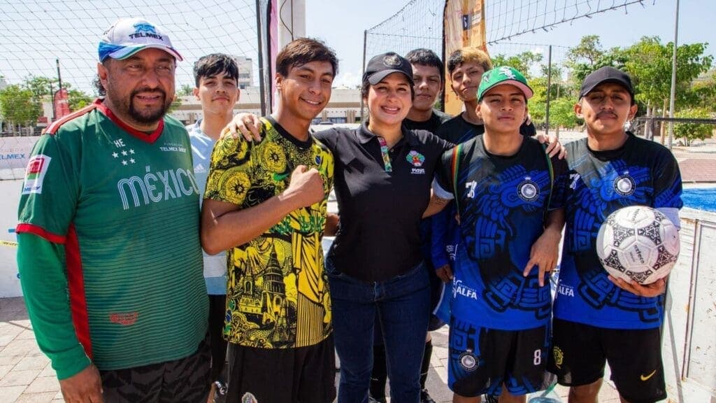 Estefanía Mercado inaugura el torneo estatal de street soccer “De la Calle a la Cancha”, en la Plaza 28 de Julio