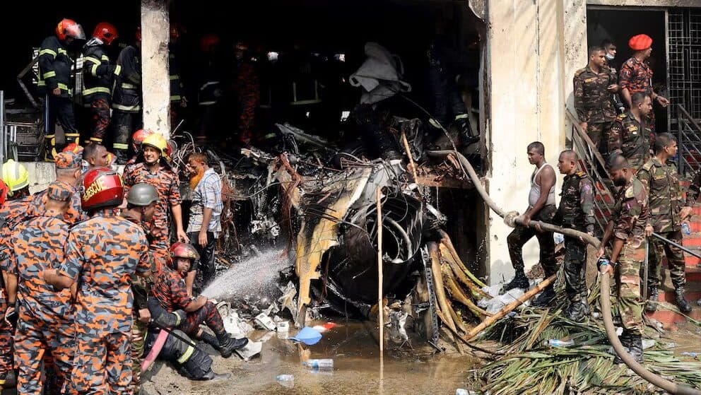 Video: Se estrella avión militar contra una escuela y deja al menos 16 muertos en Bangladesh