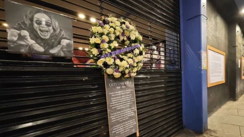 Video: Instalan memorial para homenajear a Ozzy Osbourne en CDMX