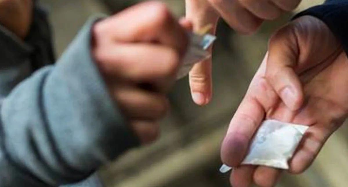 Mutilan a narcomenudista por vender droga "sin autorización" en Mexicali, Baja California