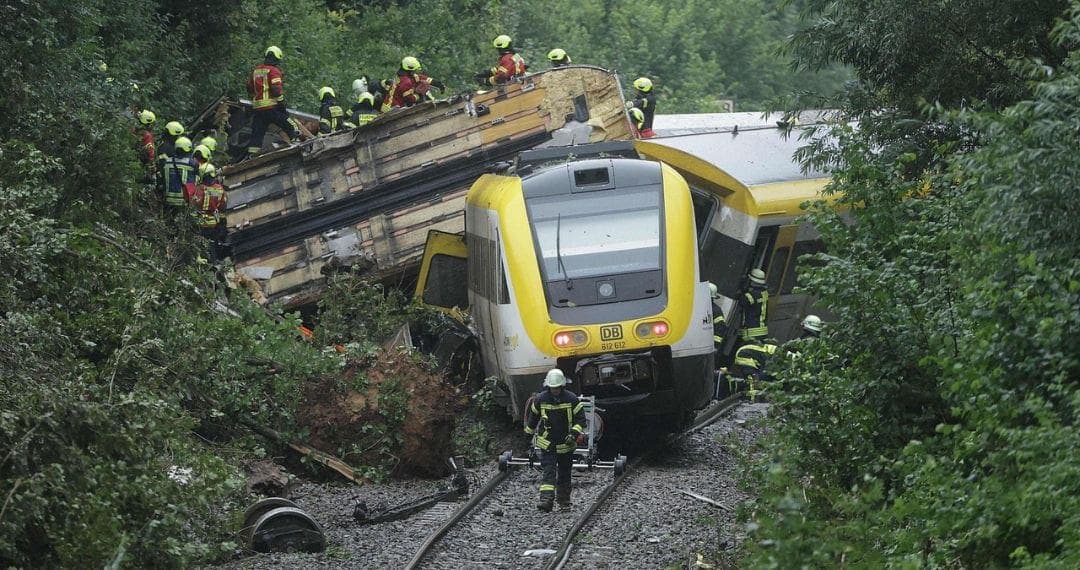 Video: Se descarrila tren en Alemania; tres personas murieron y decenas quedaron heridas