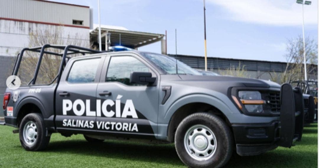 Escolta de jefe policiaco provoca choque en Nuevo León por no respetar un alto