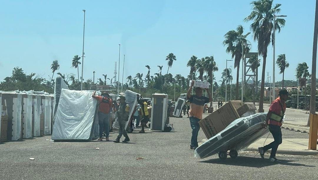 Inhabilitan a empresa contratada por Sedena para vender colchones a damnificados de huracán "Otis"