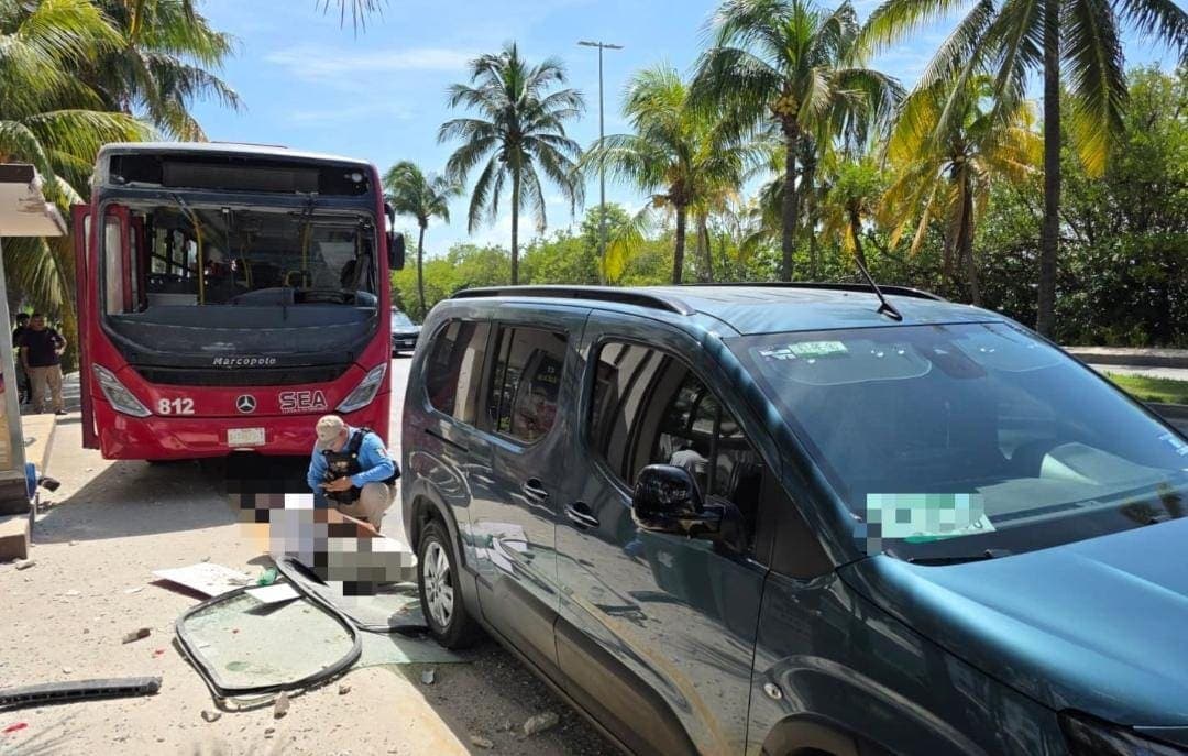 Reportan doble accidente en Cancún; camión se lleva paradero en Zona Hotelera y automovilista se escapa de ser prensado